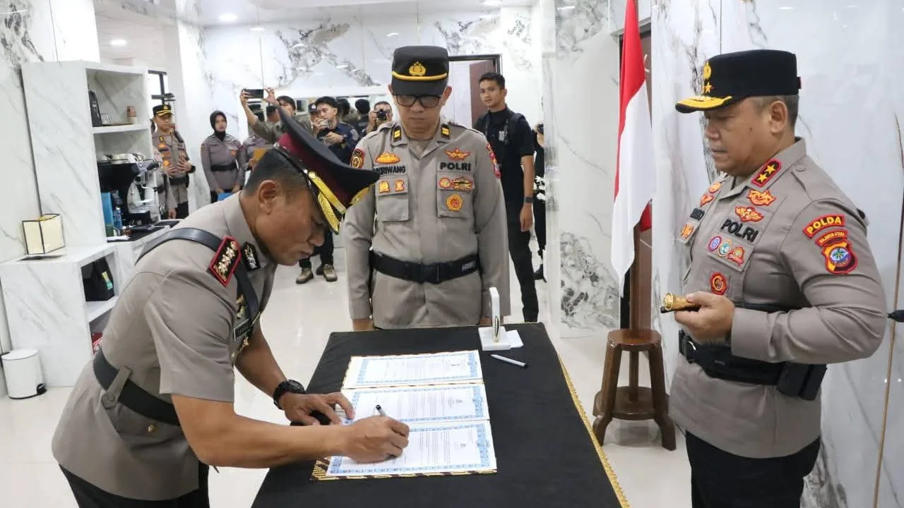 Kapolda Sulawesi Utara Irjen Pol Yudo Hermanto, S.I.K., M.M., resmi melantik Kombes Pol Endrastiawan Setyowibowo, S.I.K., M.H., sebagai Kepala Bidang Hubungan Masyarakat (Kabid Humas) Polda Sulawesi Utara, Kamis (15/10/2026).