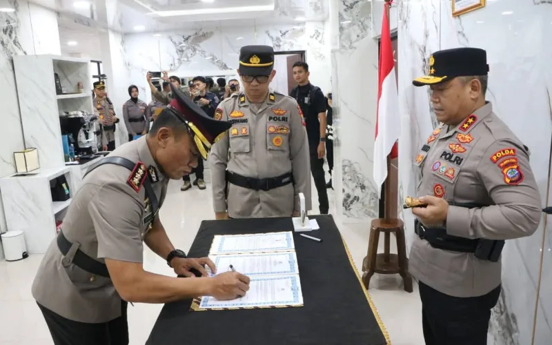 Kapolda Sulawesi Utara Irjen Pol Yudo Hermanto, S.I.K., M.M., resmi melantik Kombes Pol Endrastiawan Setyowibowo, S.I.K., M.H., sebagai Kepala Bidang Hubungan Masyarakat (Kabid Humas) Polda Sulawesi Utara, Kamis (15/10/2026).
