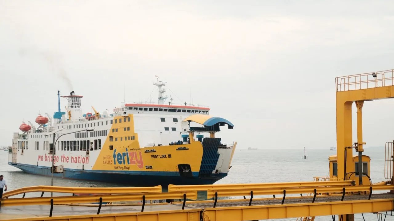 KMP Portlink III bertolak dari Paciran pada Kamis (22/10) pukul 16.50 WIB setelah melalui tahapan persiapan keberangkatan. Kapal dijadwalkan tiba di Merak pada Jumat (23/10) sekitar pukul 20.00 WIB.