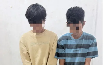 Dua pemuda saat diamankan. (Istimewa)