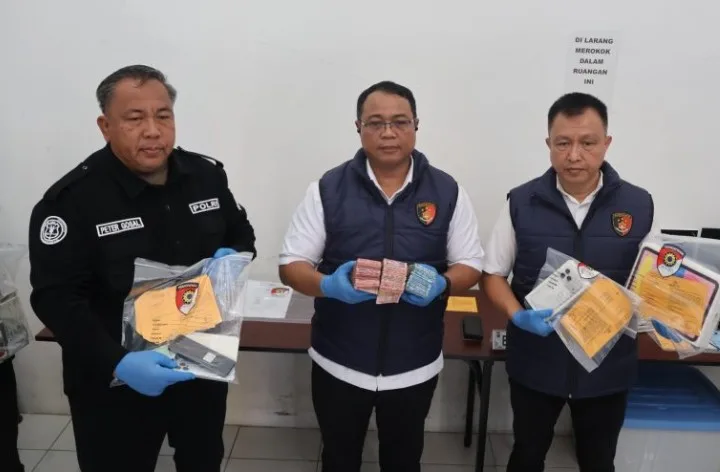 Konferensi pers Dirreskrimsus Polda Sulut Kombes Pol FX Winardi Prabowo didampingi Kasubdit Siber AKBP Effendy Tubagus dan Kasubbid Penmas Bidhumas AKBP Peter Gosal, dalam konferensi pers yang digelar di Balai Wartawan Polda Sulut, Rabu (7/10/2026).