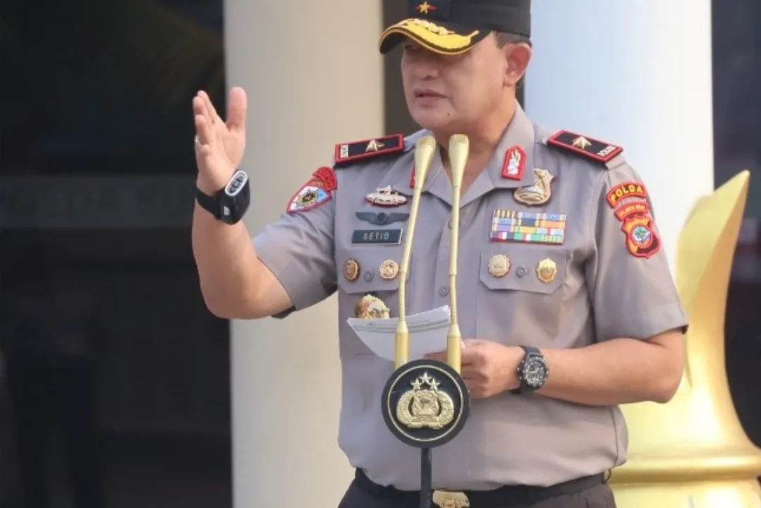 Wakapolda Sulawesi Utara Brigjen Pol Susetio Cahyadi memimpin apel pagi di Lapangan Presisi Mapolda Sulut, Senin (12/10/2026).