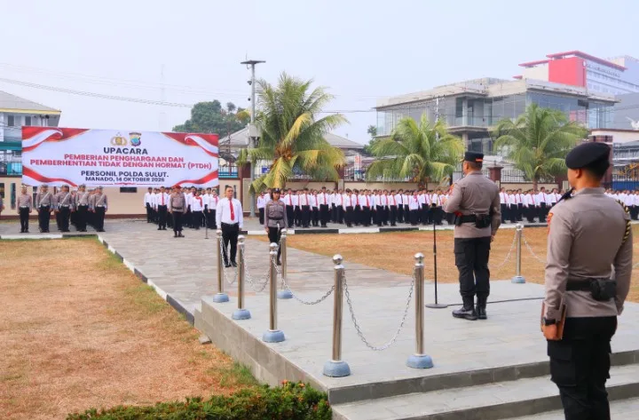 Kapolda Sulut Berikan Penghargaan kepada Personel Berprestasi